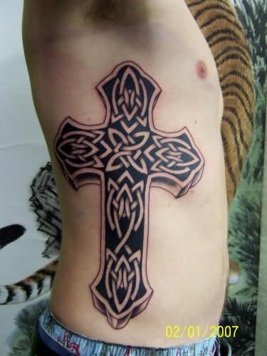 Tatuajes de cruces religiosas y otros motivos cerca