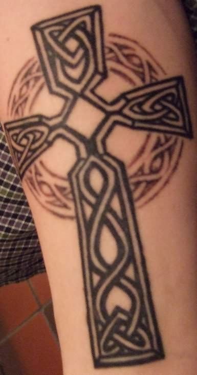 Tatuajes de cruces religiosas y otros motivos cerca