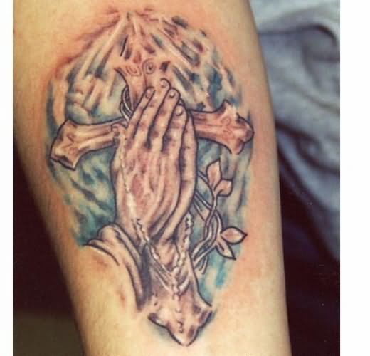 Tatuajes de cruces religiosas y otros motivos cerca