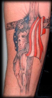 Tatuajes de cruces religiosas y otros motivos cerca