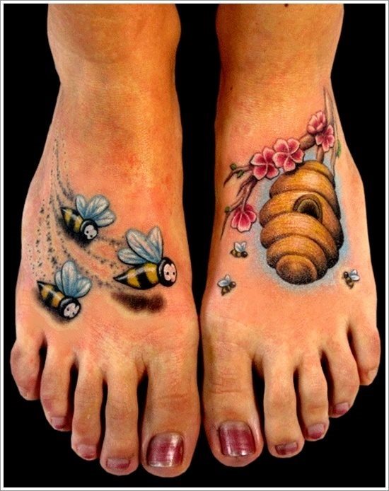 Esta mujer se ha tatuado varios pies con motivos relacionados con las abejas y el lugar donde ests habitan