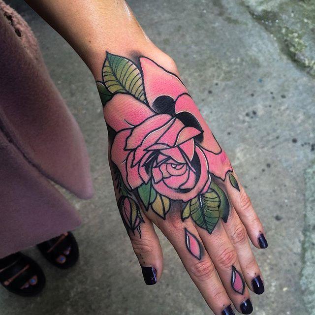 tatuaggio mano 111